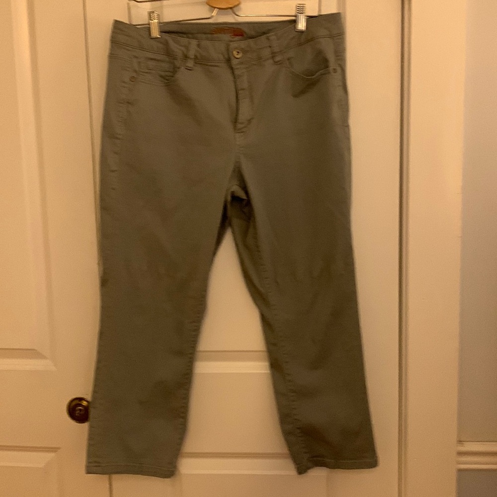 5/20 Santana capris, grey, size 14.